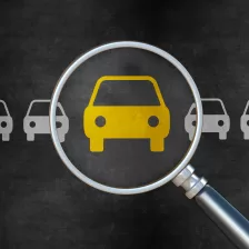 Une loupe sur une icône de voiture jaune