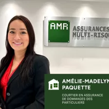 portrait d'une femme professionnelle en assurance debout devant son bureau