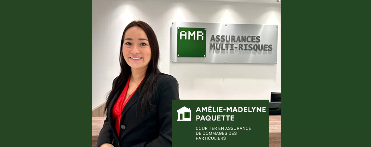 portrait d'une femme professionnelle en assurance debout devant son bureau