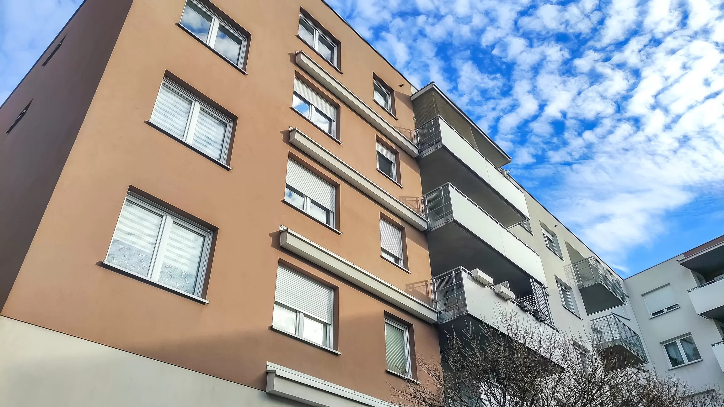 Façade d'un immeuble à logements à plusieurs étages