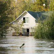 Toit d'une maison qui dépasse des eaux après une forte inondation