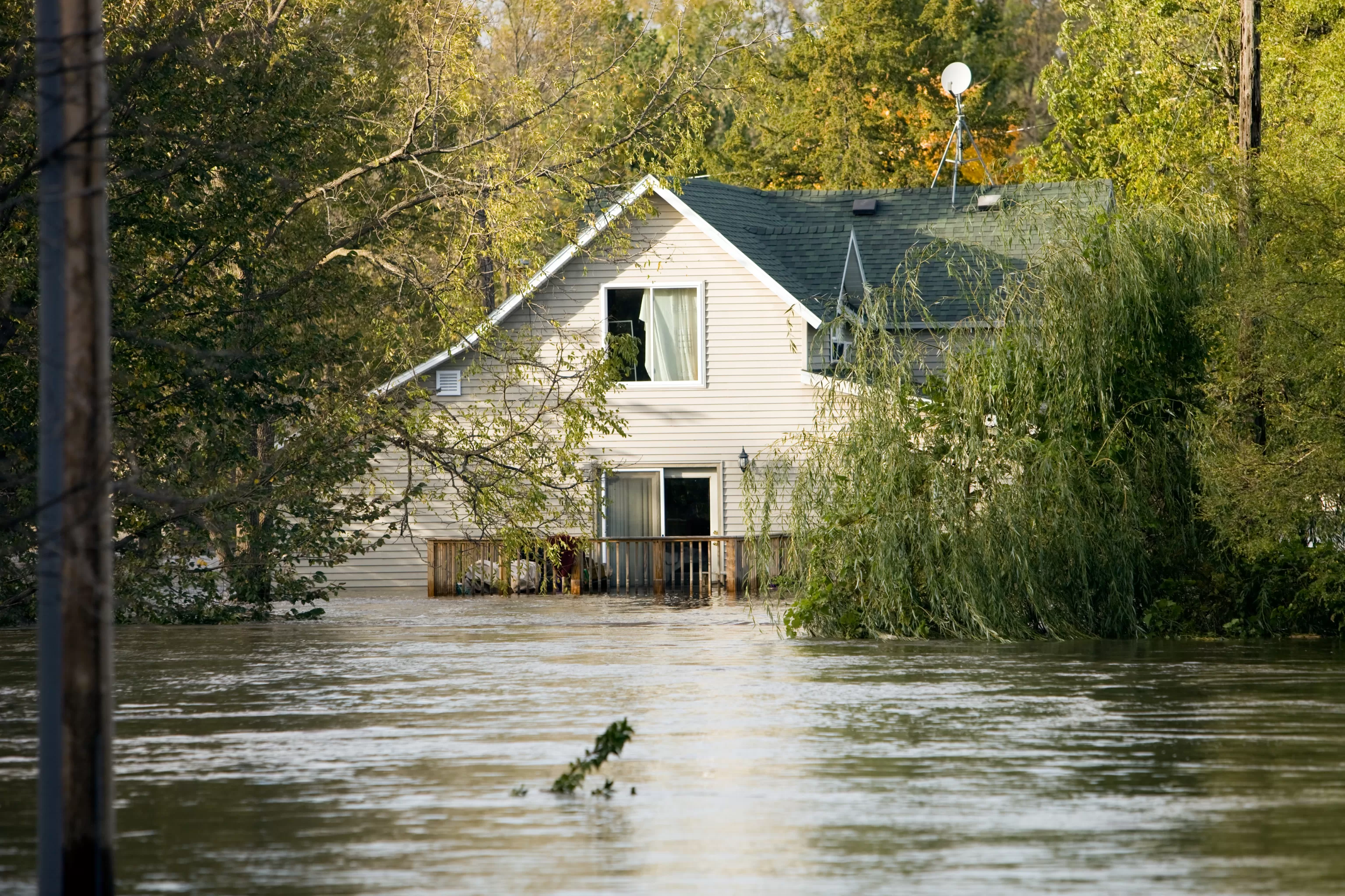Toit d'une maison qui dépasse des eaux après une forte inondation