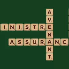 lettres de scrabble sur un fond vert qui forment des mots liés à l’assurance
