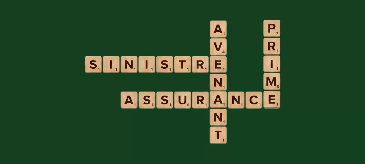 lettres de scrabble sur un fond vert qui forment des mots liés à l’assurance